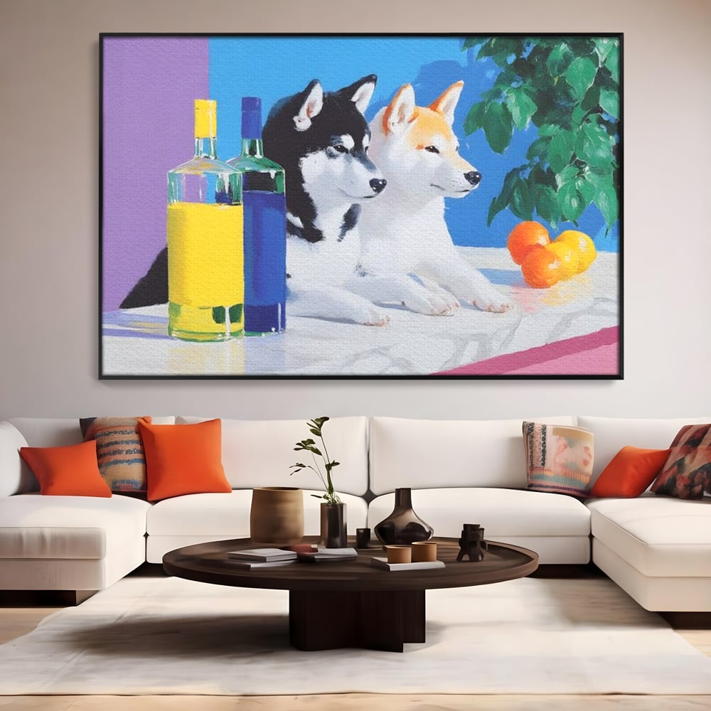 Tablou canvas cu pictura cu doi catei si sticle, in rama de aluminiu negru, pe perete intr-un living
